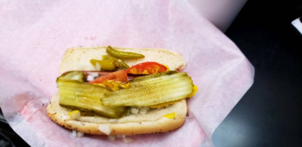 Downtown Dogs | meal takeaway | 804 N Rush St, Chicago, IL 60611, USA | 3129515141 OR +1 312-951-5141
