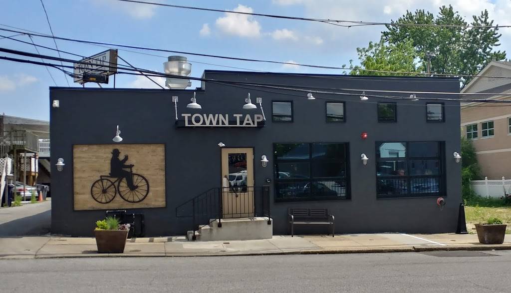 Town Tap by Conshohocken Brewing Co. | restaurant | 13 W Benedict Ave, Havertown, PA 19083, USA | 4844525198 OR +1 484-452-5198