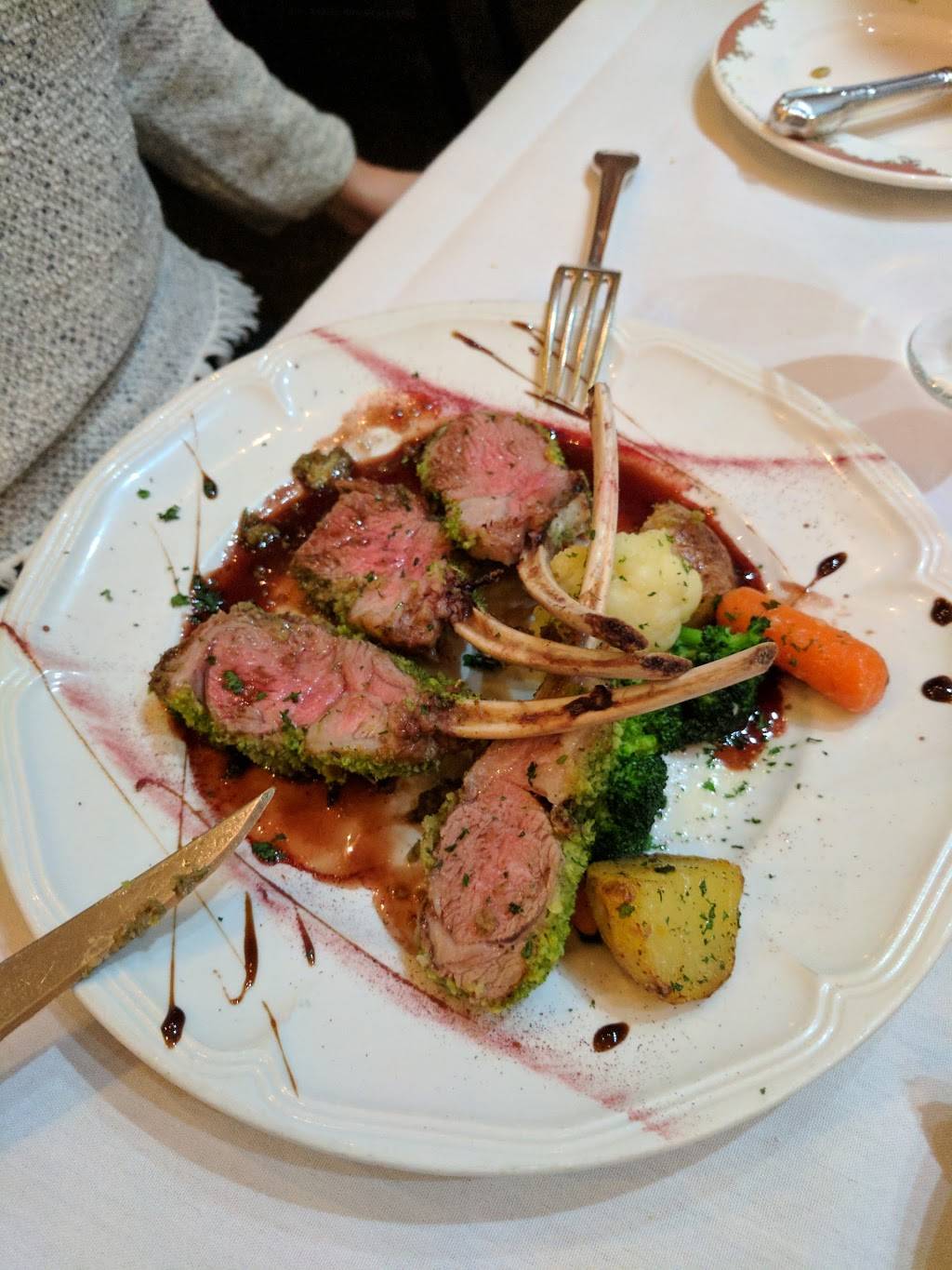 Le Petit Paris | restaurant | 260 E Chestnut St, Chicago, IL 60611, USA | 3127878260 OR +1 312-787-8260