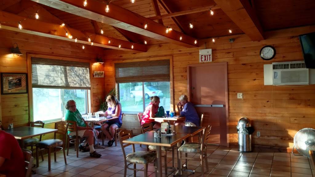 Boathouse Bar & Grille | restaurant | 5164 Monroe Rd, Pentwater, MI 49449, USA | 2318694588 OR +1 231-869-4588