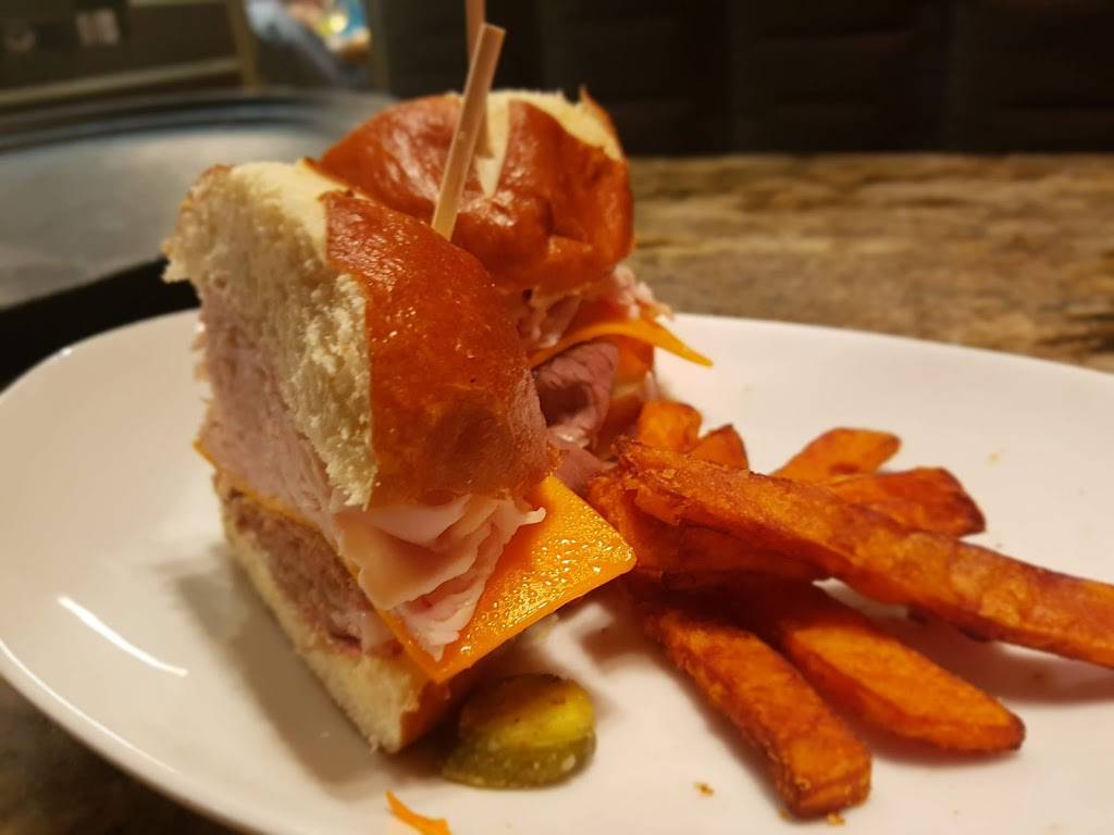 The Pickle Barrel | restaurant | 17215 Yonge St, Newmarket, ON L3Y 5L8, Canada | 9052357444 OR +1 905-235-7444