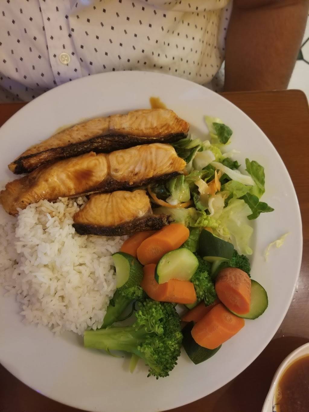 Toshi Sushi | restaurant | 12847 Vanowen St, North Hollywood, CA 91605, USA | 8189822746 OR +1 818-982-2746