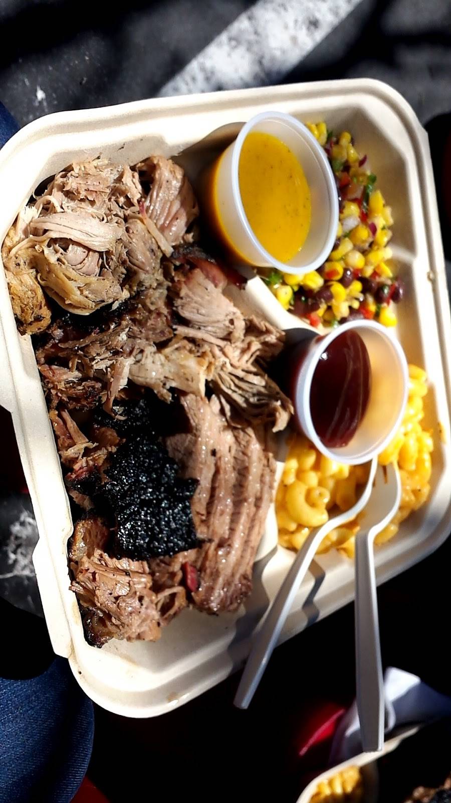 Capelos Barbecue | restaurant | 2655 Middlefield Rd, Redwood City, CA 94063, USA | 6507015433 OR +1 650-701-5433