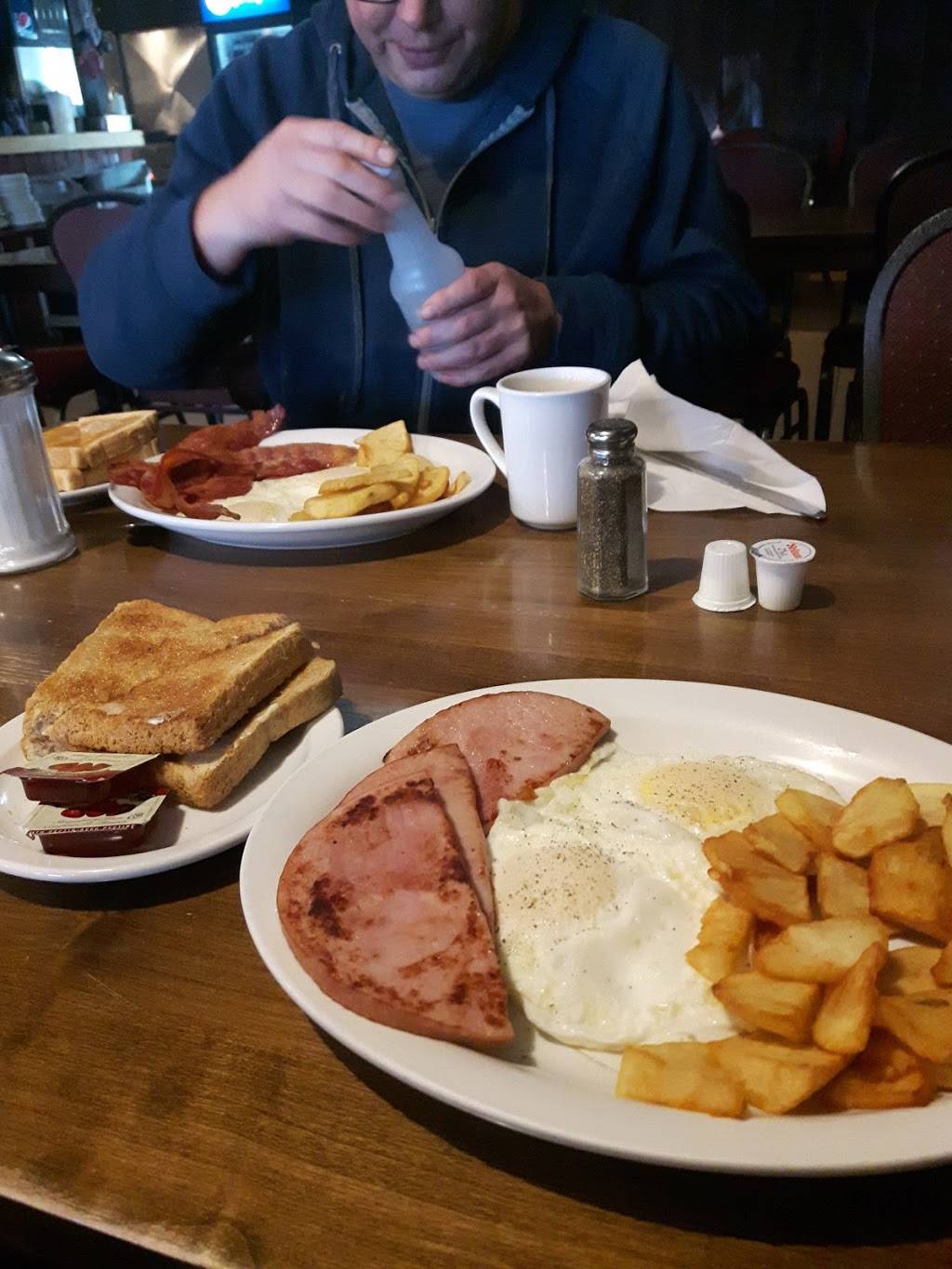 Nicks Family Restaurant | restaurant | 1716 London Line, Sarnia, ON N7T 7H2, Canada | 5194915619 OR +1 519-491-5619