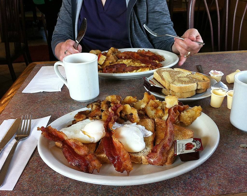 Chuckwagon Restaurant | restaurant | 7 Ingersoll Road, Woodstock, ON N4S 2R1, Canada | 5195392522 OR +1 519-539-2522