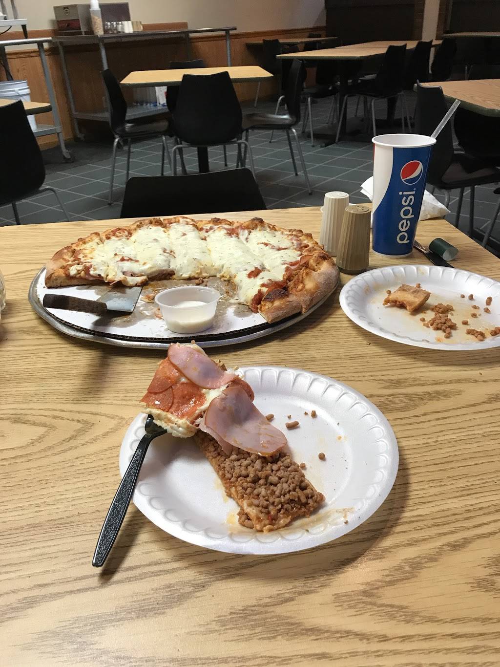 Harris Pizza | restaurant | 524 E Locust St, Davenport, IA 52803, USA | 5633222411 OR +1 563-322-2411