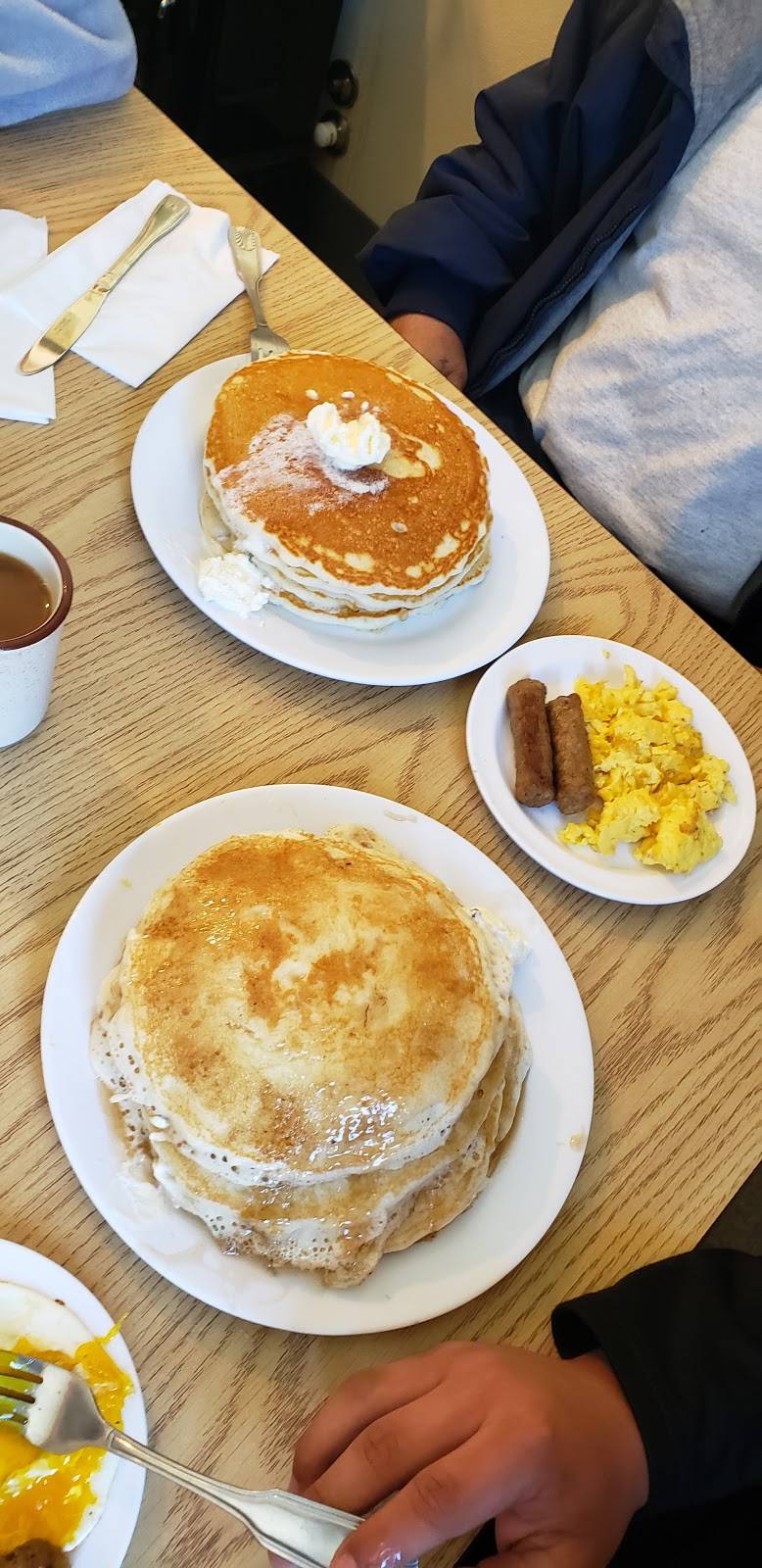 Norms Village Cafe | restaurant | 41901-41933 Huntington Lake Rd, Shaver Lake, CA 93664, USA | 5598414108 OR +1 559-841-4108