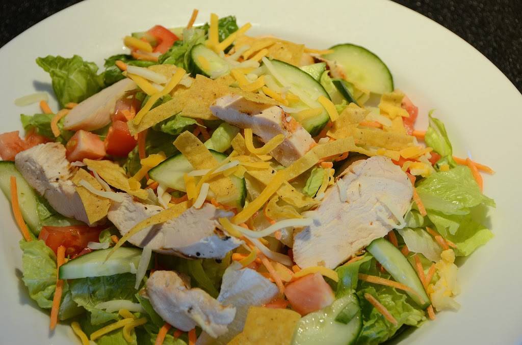 Divots! Bar & Grill | restaurant | 1900 Country Club Dr, Coralville, IA 52241, USA | 3192489300 OR +1 319-248-9300