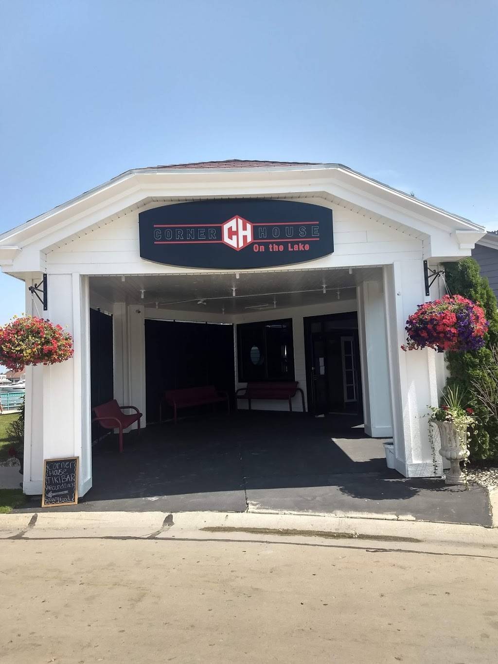 Corner House On The Lake | restaurant | 207 Gas Light Cir, Racine, WI 53403, USA | 2629027732 OR +1 262-902-7732