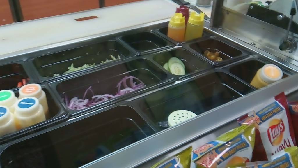 Subway Restaurants | restaurant | 239 NE 167th St, North Miami Beach, FL 33162, USA | 3056532626 OR +1 305-653-2626