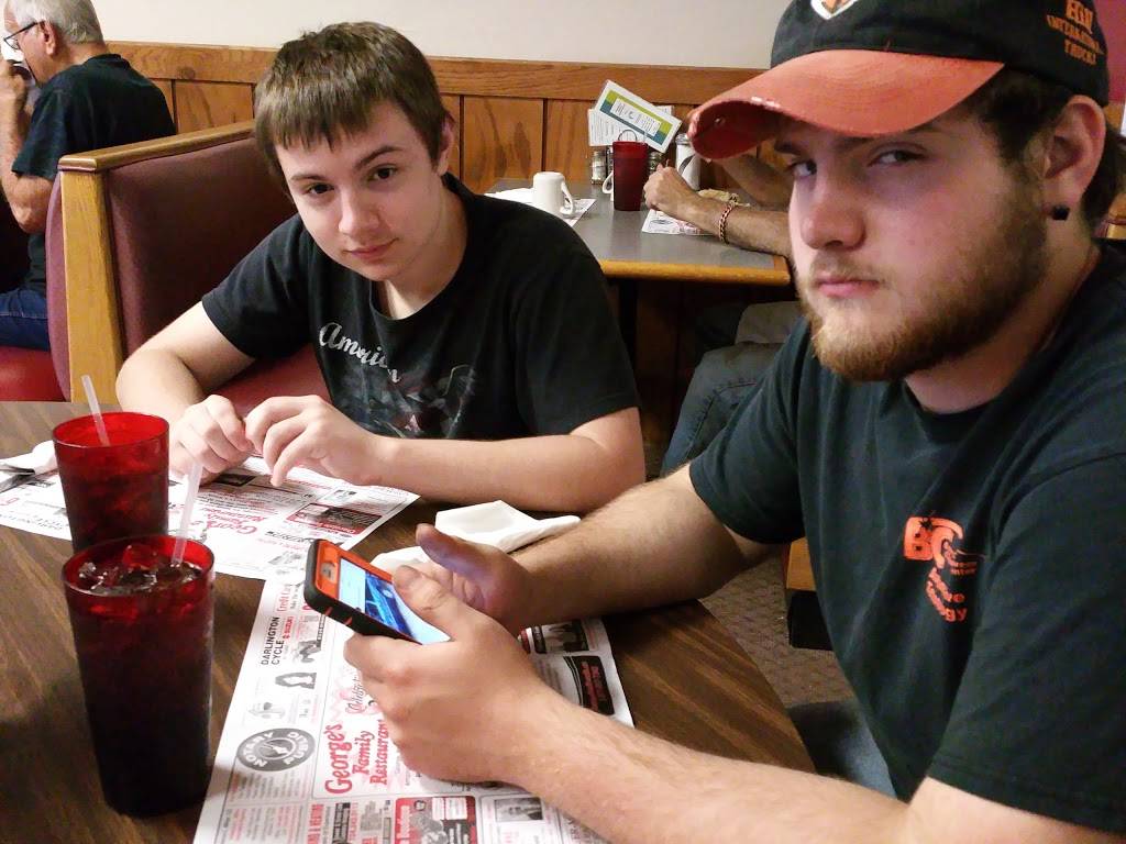 Georges Family Restaurant | restaurant | 2477 Brodhead Rd, Aliquippa, PA 15001, USA | 7243752226 OR +1 724-375-2226