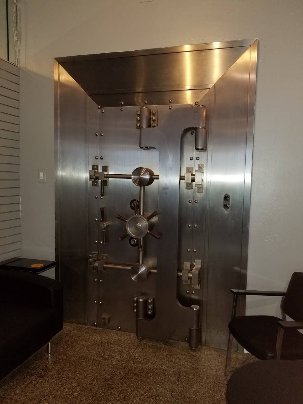 The Vault Bottle Shop | restaurant | 131 N Main St, Clover, SC 29710, USA | 8036100157 OR +1 803-610-0157