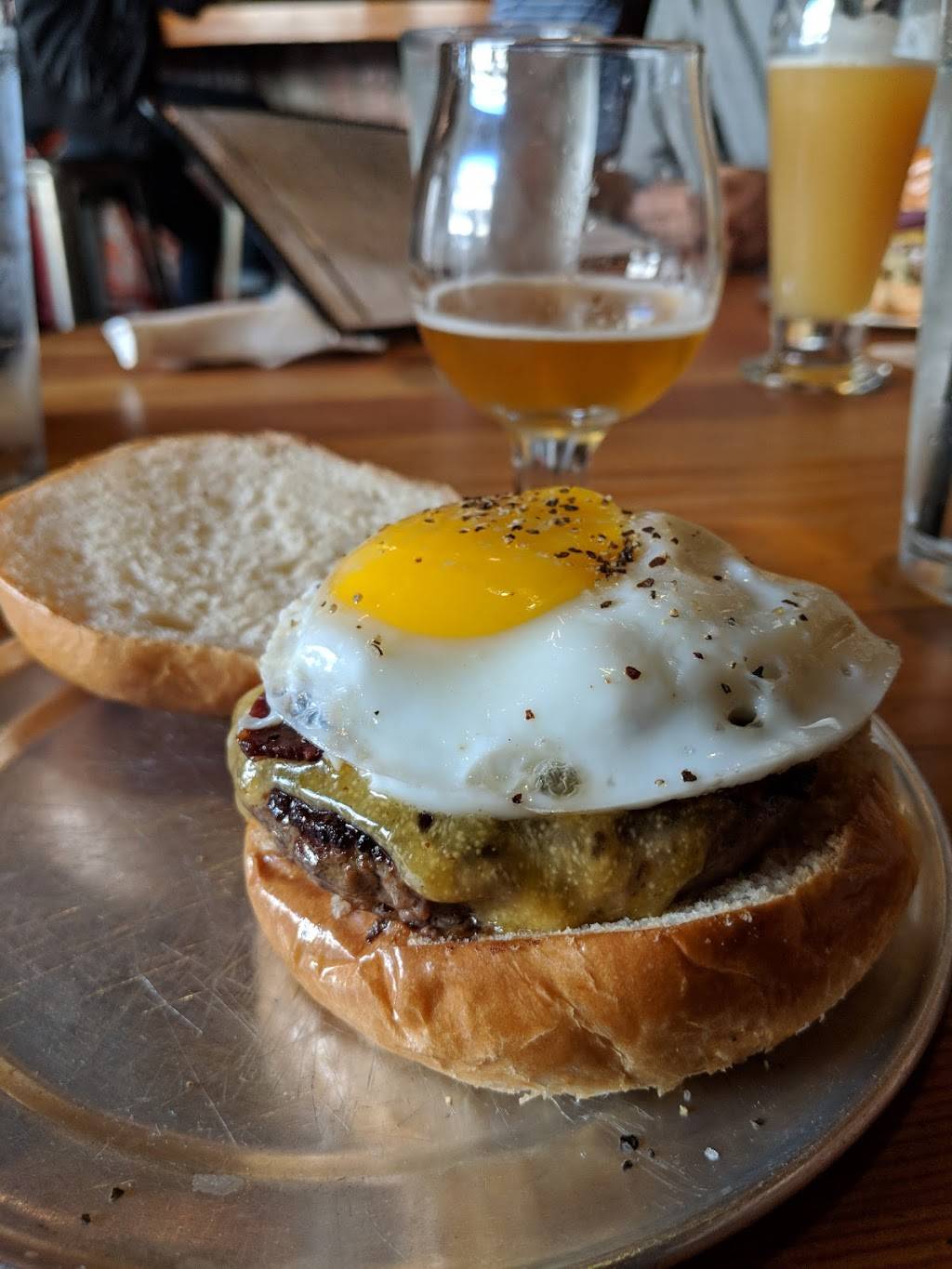 Stout Burgers and Beers | restaurant | 111 Santa Monica Blvd, Santa Monica, CA 90401, USA | 3102608679 OR +1 310-260-8679