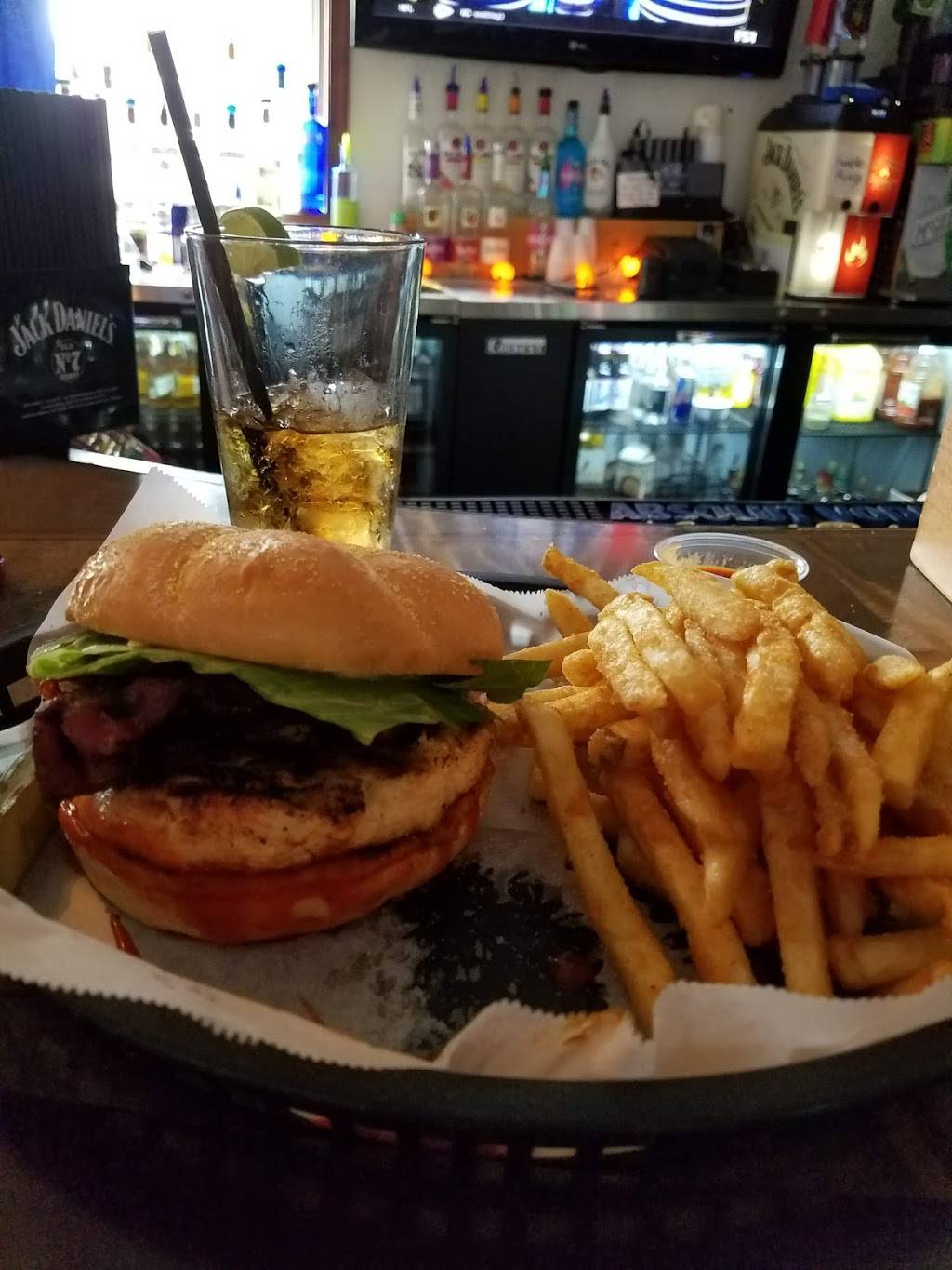 Mugshotz | restaurant | W270 N2793, Elm Ave, Pewaukee, WI 53072, USA | 2626964177 OR +1 262-696-4177