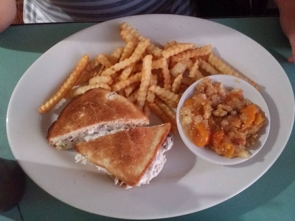 Betts Big T Restaurant | restaurant | 2525 N Young Blvd, Chiefland, FL 32626, USA | 3524904906 OR +1 352-490-4906