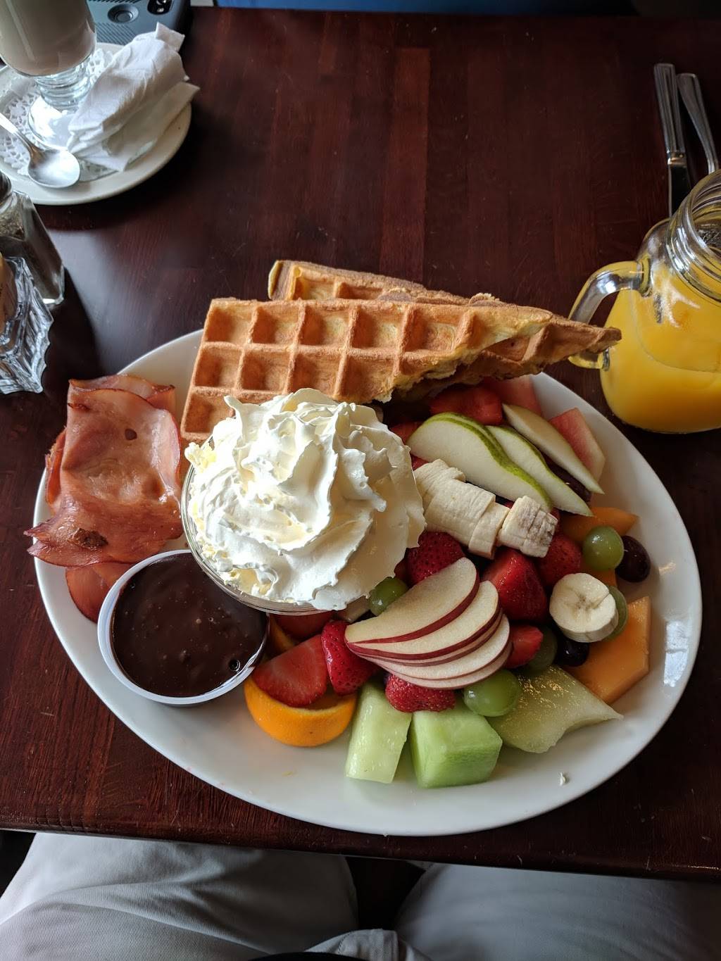 Manneken-Pis | cafe | 320 Rue Champlain, Saint-Jean-sur-Richelieu, QC J3B 6W2, Canada | 4503483254 OR +1 450-348-3254