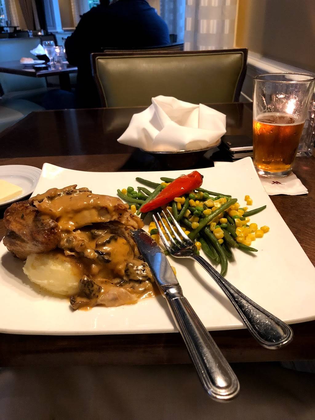 Edisons | restaurant | 20301 Oakwood, Dearborn, MI 48124, USA | 3132712700 OR +1 313-271-2700