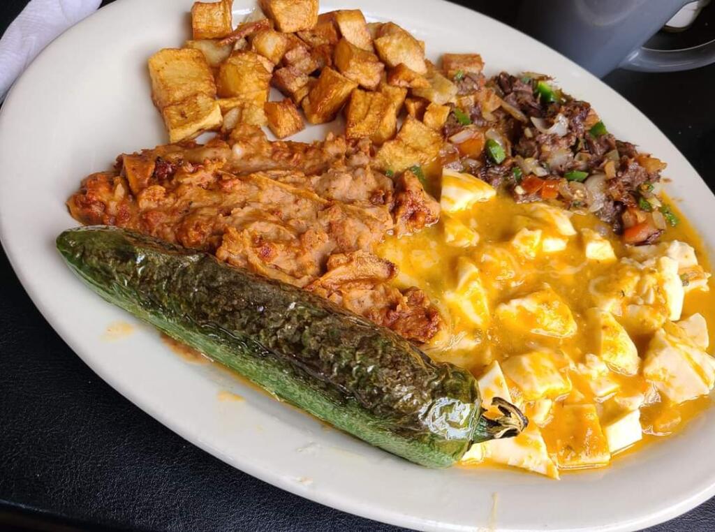 LA PATRONA CAFE | restaurant | 1502 N Zarzamora St, San Antonio, TX 78207, USA | 2105264100 OR +1 210-526-4100