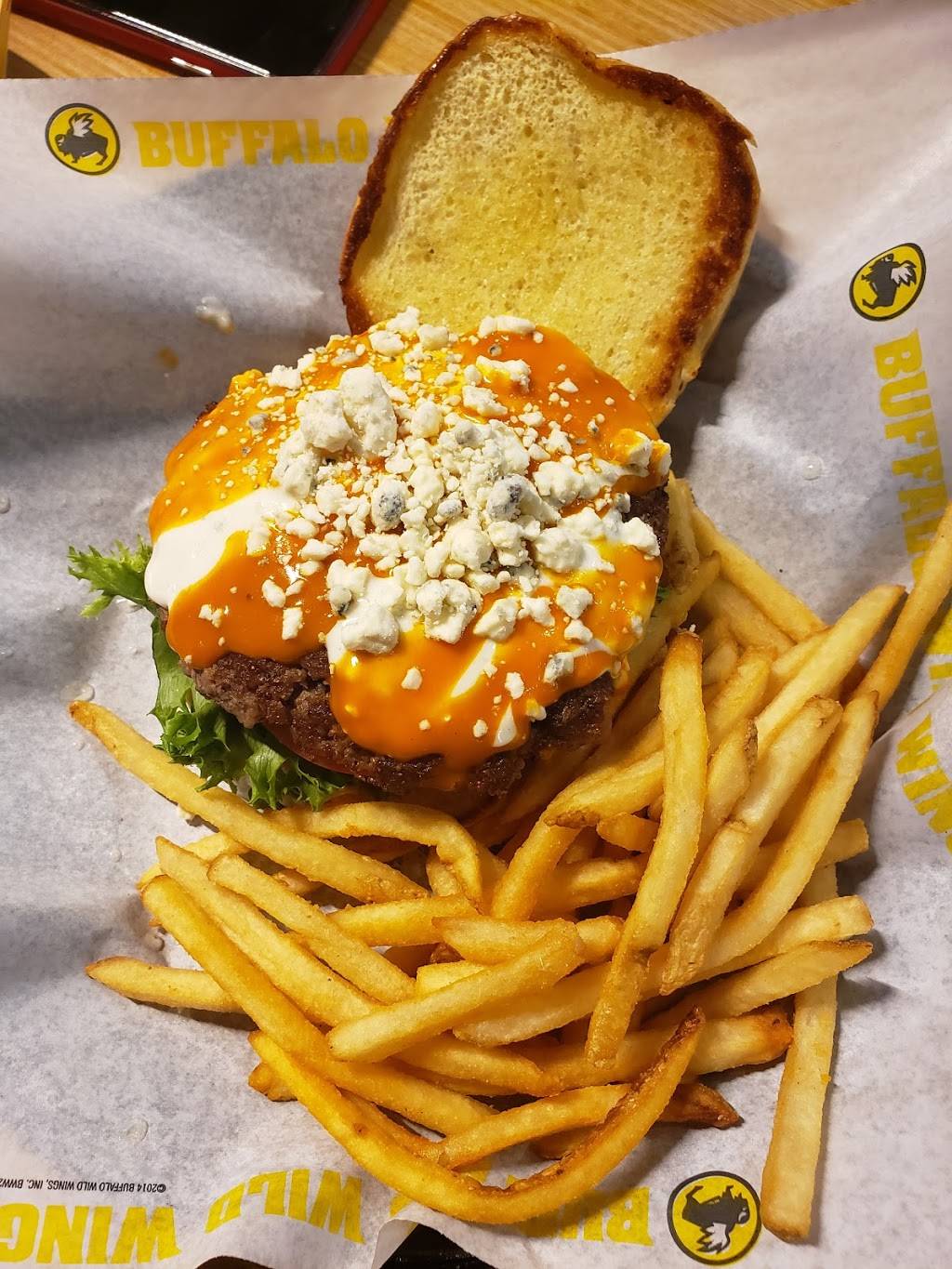 Buffalo Wild Wings | restaurant | 6 Green Acres Rd W, Valley Stream, NY 11582, USA | 5165619453 OR +1 516-561-9453