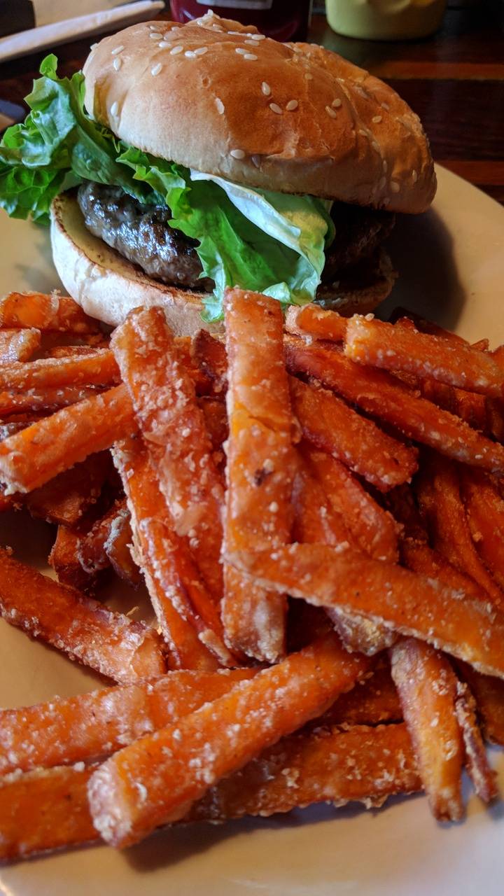 Capitol Lounge | restaurant | 229 Pennsylvania Ave SE, Washington, DC 20003, USA | 2025472098 OR +1 202-547-2098