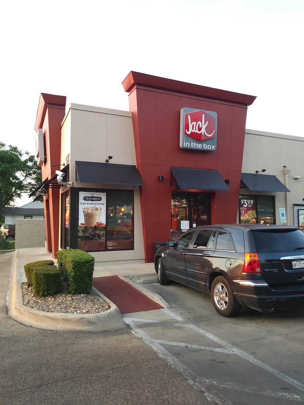 Jack in the Box | restaurant | 1020 S Westmoreland Rd, Dallas, TX 75211, USA | 2143315630 OR +1 214-331-5630