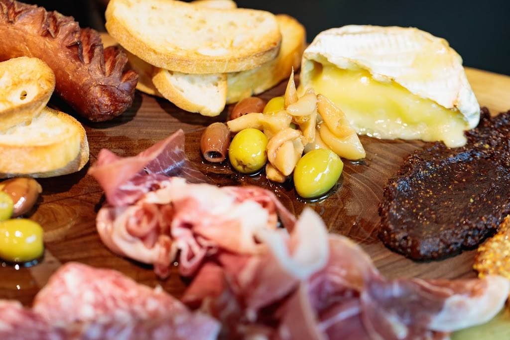 The Port House Social Bar & Kitchen | night club | 139 Lakeshore Rd E, Mississauga, ON L5G 1E5, Canada | 9052710016 OR +1 905-271-0016