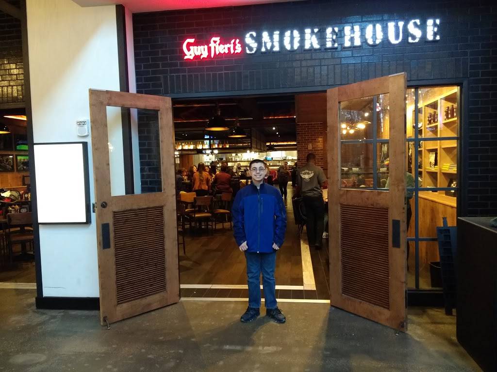 Guy Fieris Smokehouse | restaurant | 333 Waterside Dr #103, Norfolk, VA 23510, USA | 7572332918 OR +1 757-233-2918