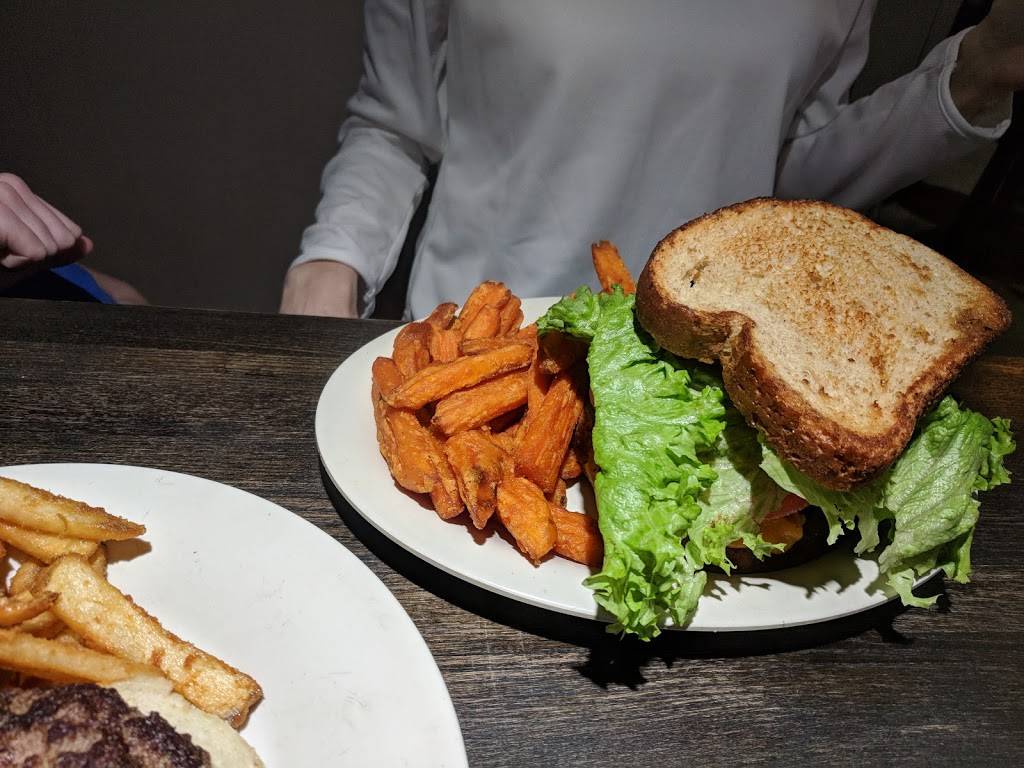 Redzone Sports Grill | restaurant | 4979 US-31, Calera, AL 35040, USA | 2056684880 OR +1 205-668-4880