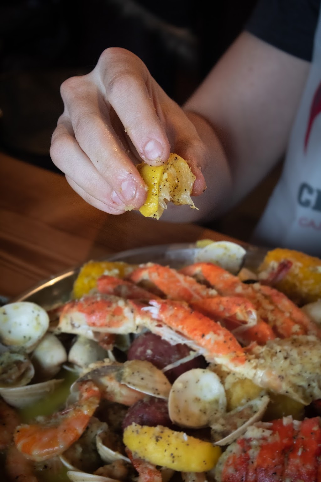 Crab Du Jour Cajun Seafood & Bar | restaurant | 4638 S 76th St, Greenfield, WI 53220, USA | 4146672722 OR +1 414-667-2722