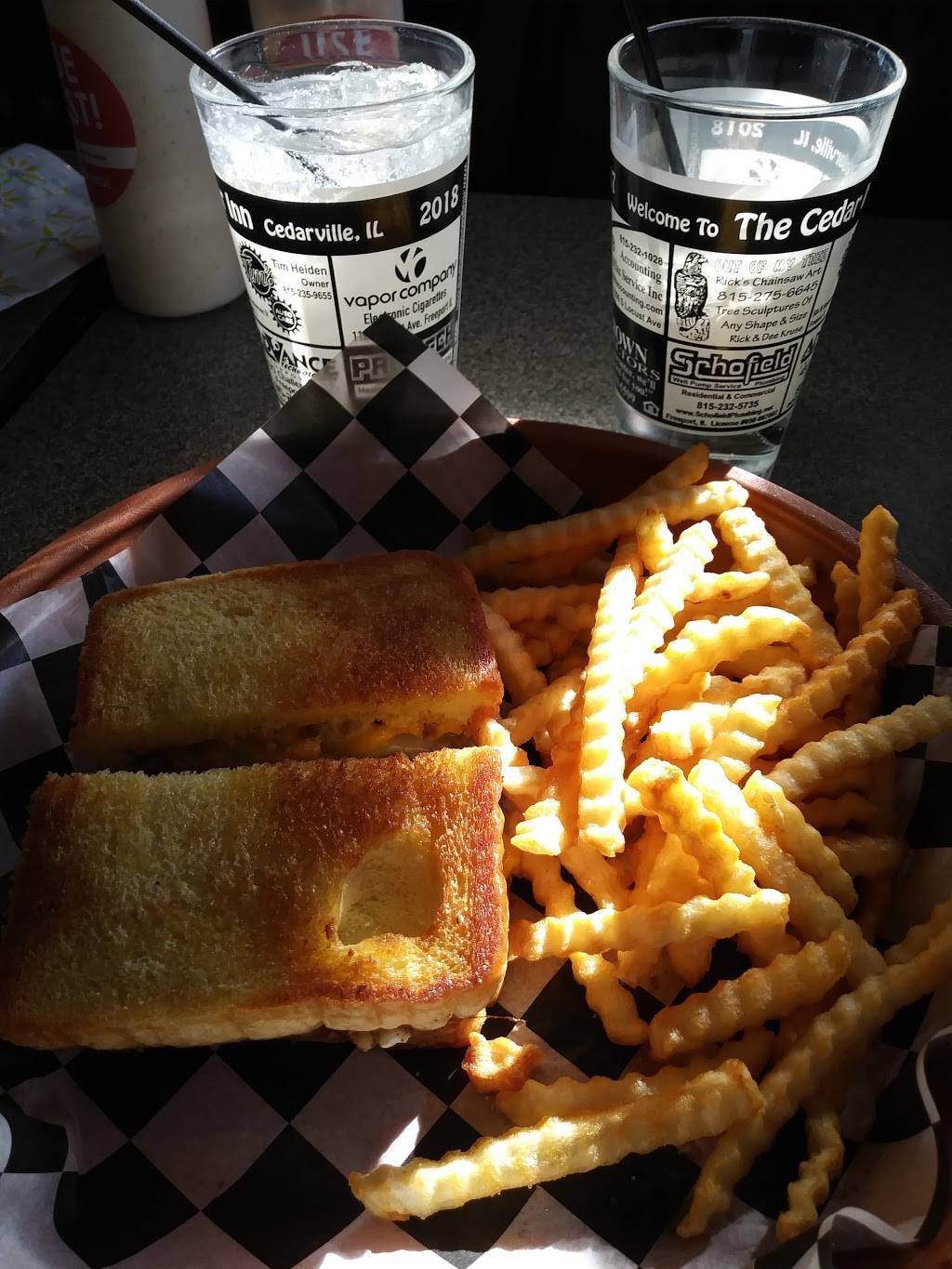 The Cedar Inn | restaurant | 4747 IL-26, Freeport, IL 61032, USA | 8155635014 OR +1 815-563-5014