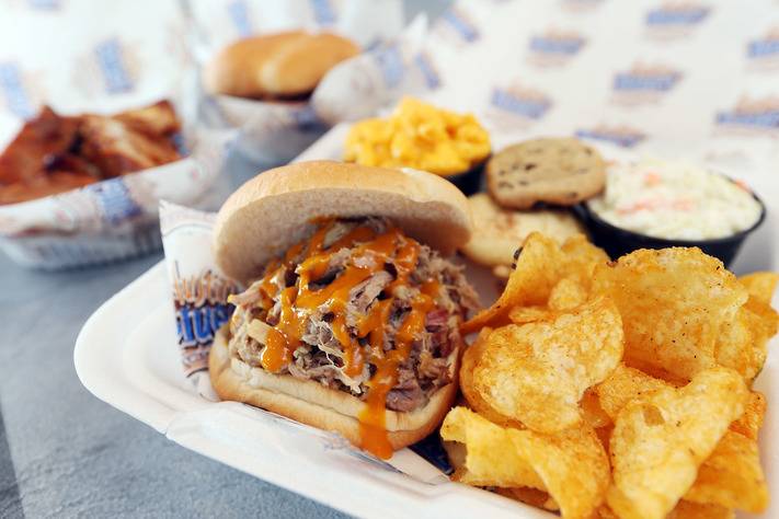 County Line Catering | restaurant | 6677 16th Ave SW, Cedar Rapids, IA 52404, USA | 3193784777 OR +1 319-378-4777