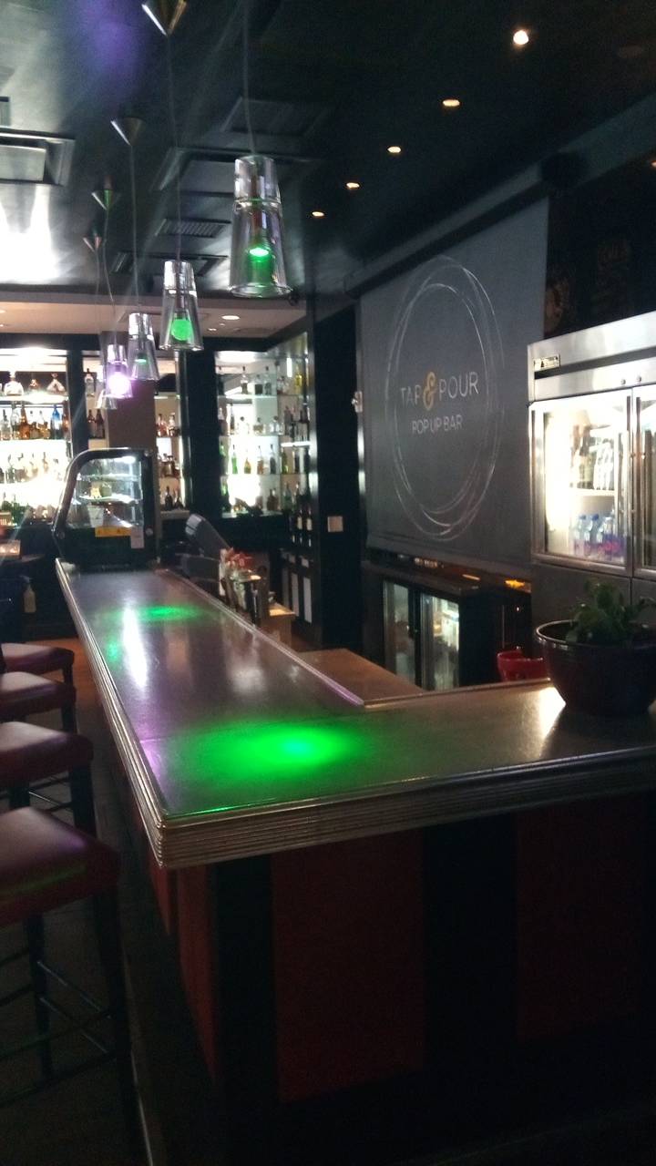 Revolve Kitchen + Bar | restaurant | 2525 W Loop S, Houston, TX 77027, USA | 7138509200 OR +1 713-850-9200