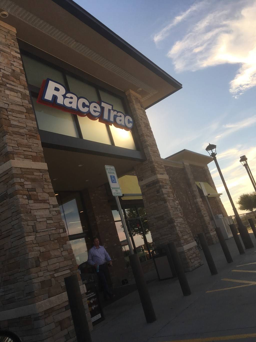 RaceTrac | cafe | 1911, 4241 International Pkwy, Carrollton, TX 75007, USA | 9726627543 OR +1 972-662-7543