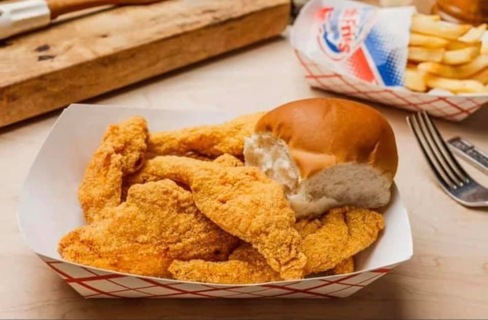 Leaders Fried Chicken | restaurant | 18897 LA-22, Maurepas, LA 70449, USA | 2256985005 OR +1 225-698-5005