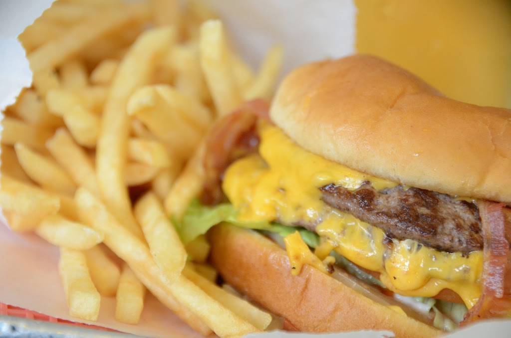 Carlsons Drive In | restaurant | 118 W Coolspring Ave, Michigan City, IN 46360, USA | 2198720331 OR +1 219-872-0331