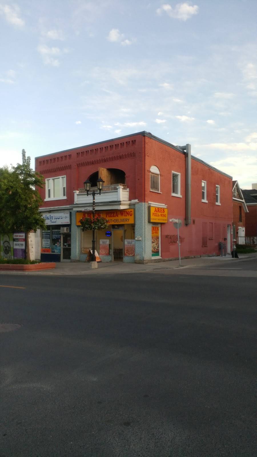 Ares Pizza + Wing | restaurant | 287 King St E, Kitchener, ON N2G 3K6, Canada | 5192080477 OR +1 519-208-0477