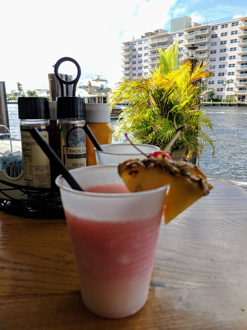 Flip Flops Dockside Eatery | restaurant | 3051 NE 32nd Ave, Fort Lauderdale, FL 33308, USA | 9545671672 OR +1 954-567-1672