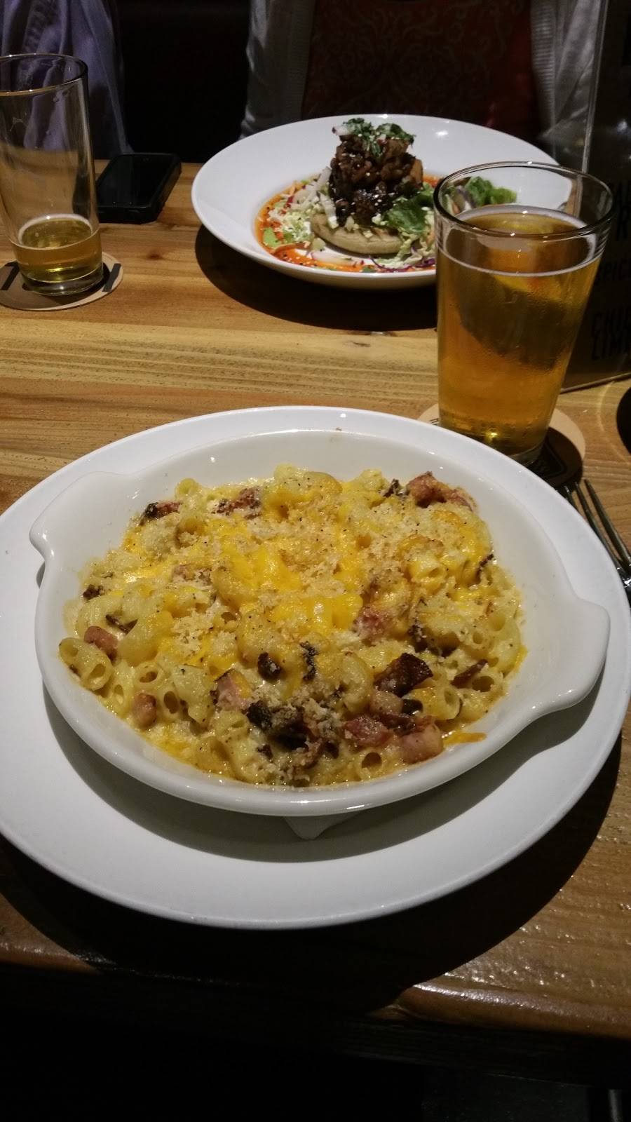 Karl Strauss Brewing Company | restaurant | 40868 Winchester Rd, Temecula, CA 92591, USA | 9512257960 OR +1 951-225-7960