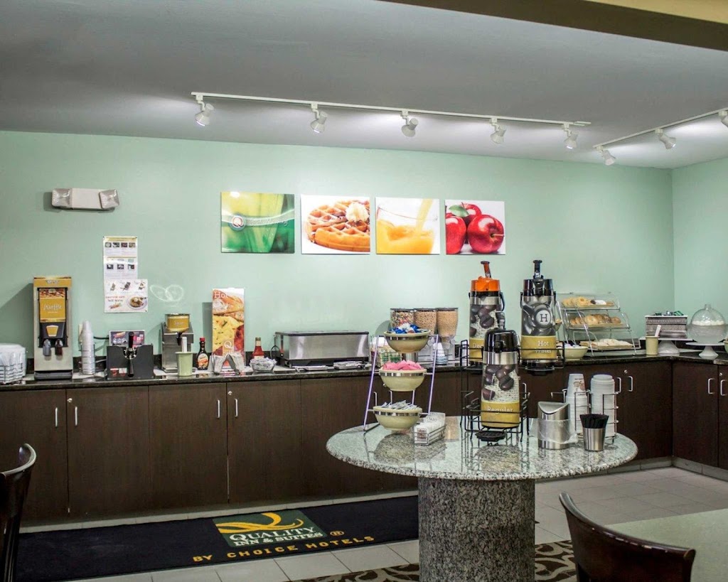 Quality Inn Akron - Fairlawn | restaurant | 70 Rothrock Loop, Copley, OH 44321, USA | 3306682700 OR +1 330-668-2700