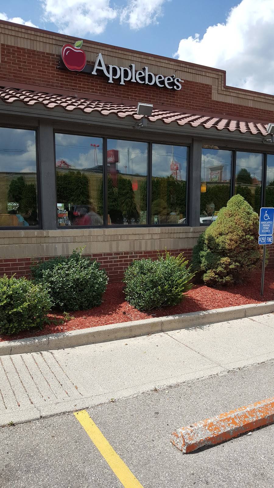 Applebees Grill + Bar | restaurant | 8331 Old Troy Pike, Huber Heights, OH 45424, USA | 9372339973 OR +1 937-233-9973