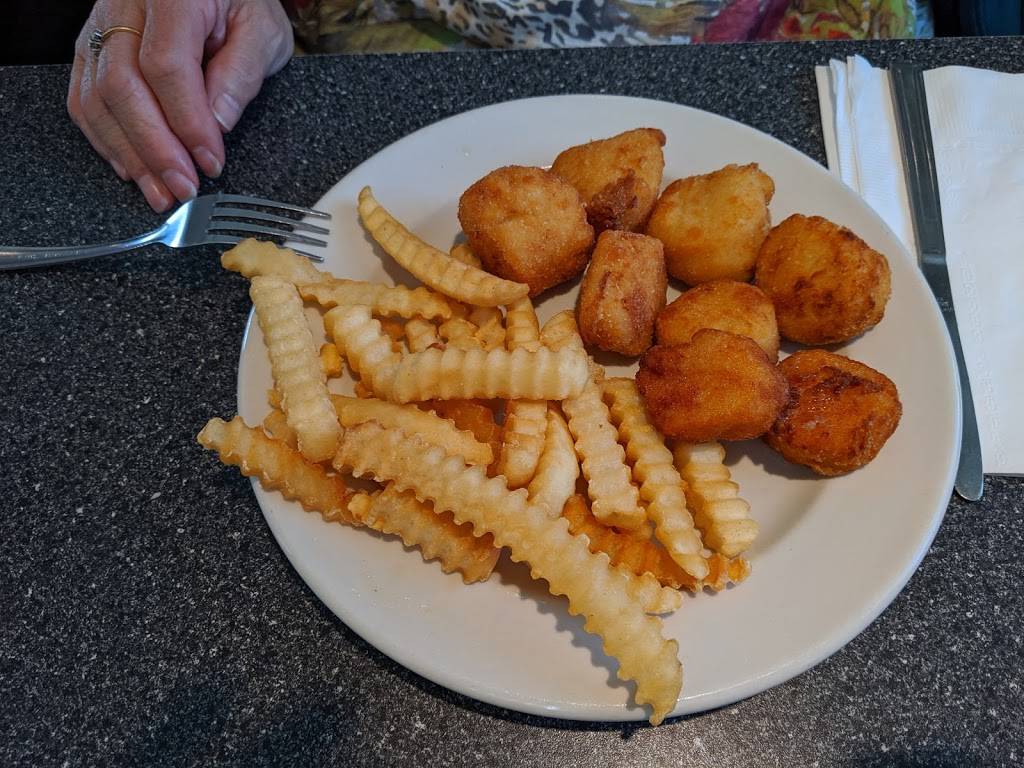 Huots Seafood Restaurant | restaurant | 29 Eastern Avenue, Camp Ellis Beach, Saco, ME 04072, USA | 2072821642 OR +1 207-282-1642