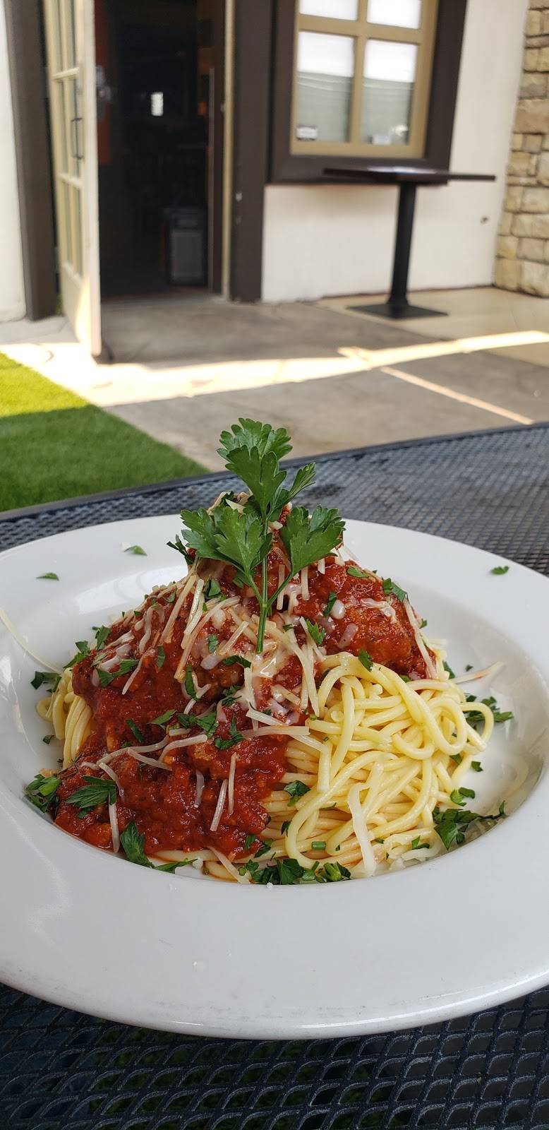 Straw Hat Pizza Bar & Grille | restaurant | 80 W Shaw Ave, Clovis, CA 93612, USA | 5593231300 OR +1 559-323-1300