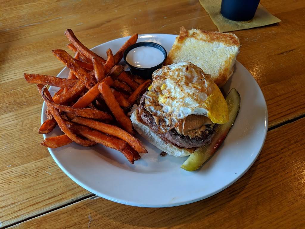 Tweeters Bar & Grill | restaurant | 1027 US-71, Okoboji, IA 51355, USA | 7123329421 OR +1 712-332-9421