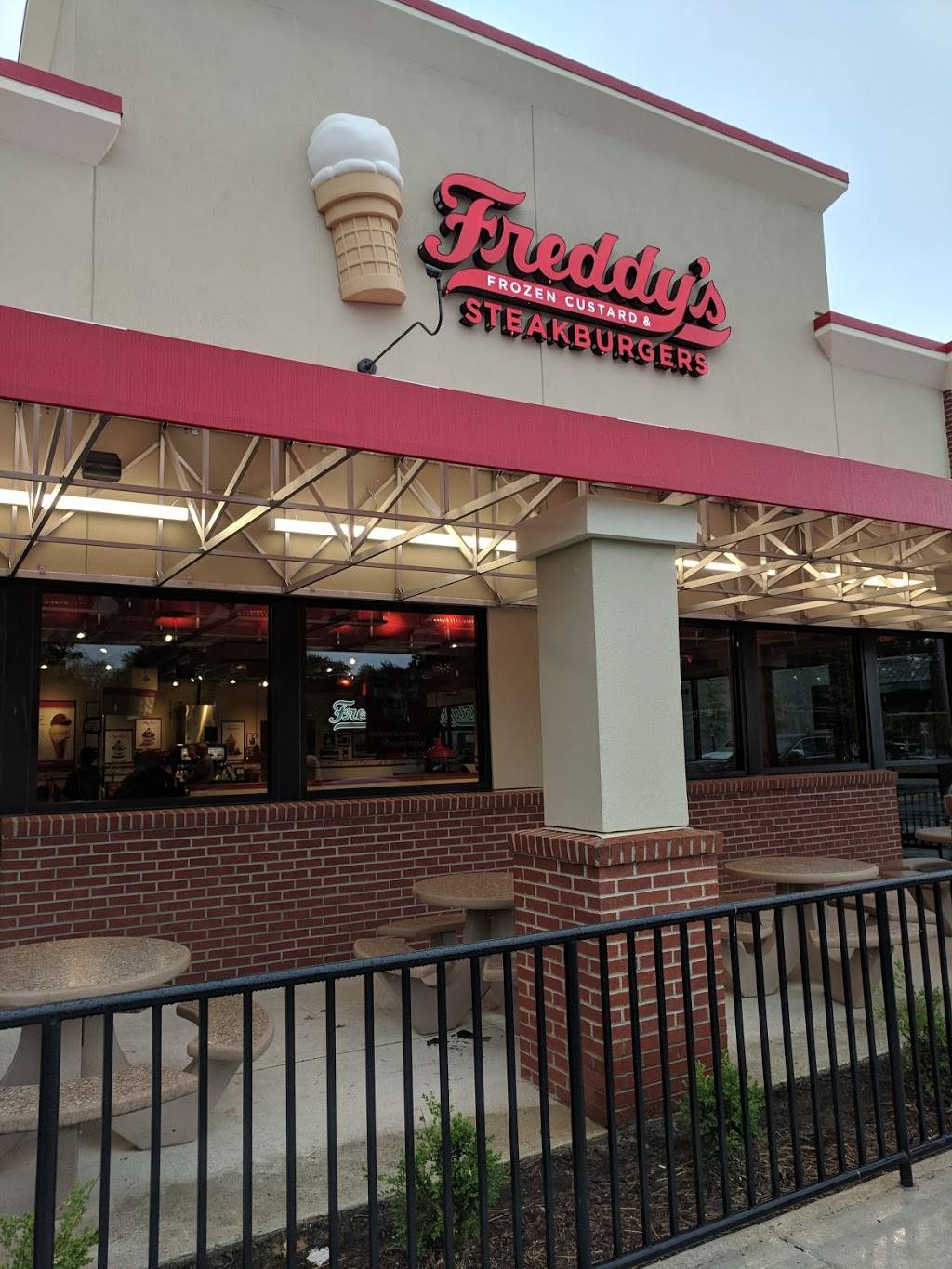 Freddys Frozen Custard & Steakburgers | restaurant | 1611 Jefferson Davis Hwy, Fredericksburg, VA 22401, USA | 5409931331 OR +1 540-993-1331