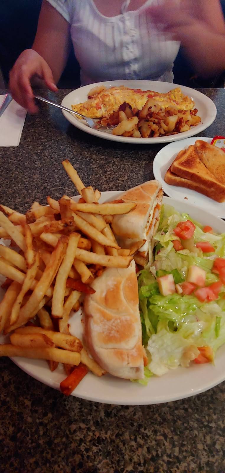 Big Top Family Restaurant | restaurant | 754 Main St E, Hamilton, ON L8M 1L1, Canada | 9055491754 OR +1 905-549-1754