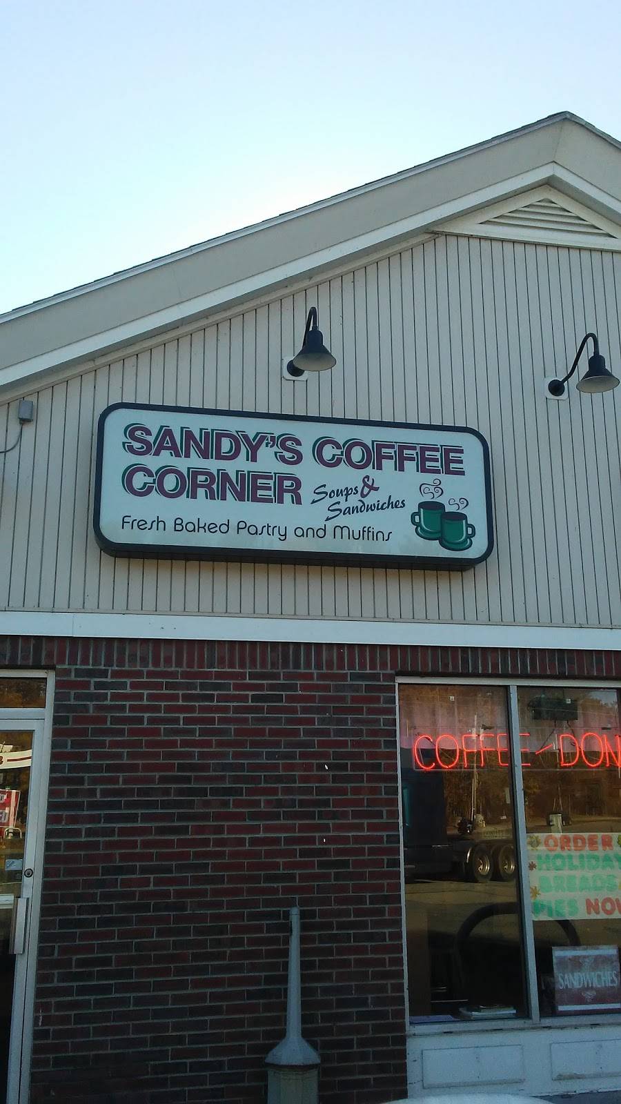 Sandys Coffee Corner | restaurant | 12 Monponsett St, Hanson, MA 02341, USA | 7812939824 OR +1 781-293-9824