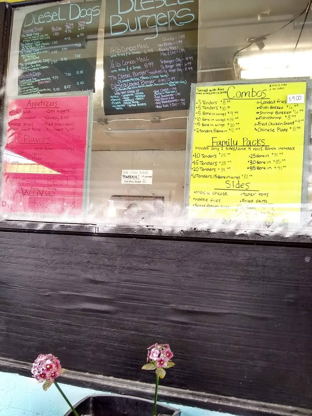 Lil Charlies | restaurant | 300 S Main St, Lockhart, TX 78644, USA | 5126683151 OR +1 512-668-3151