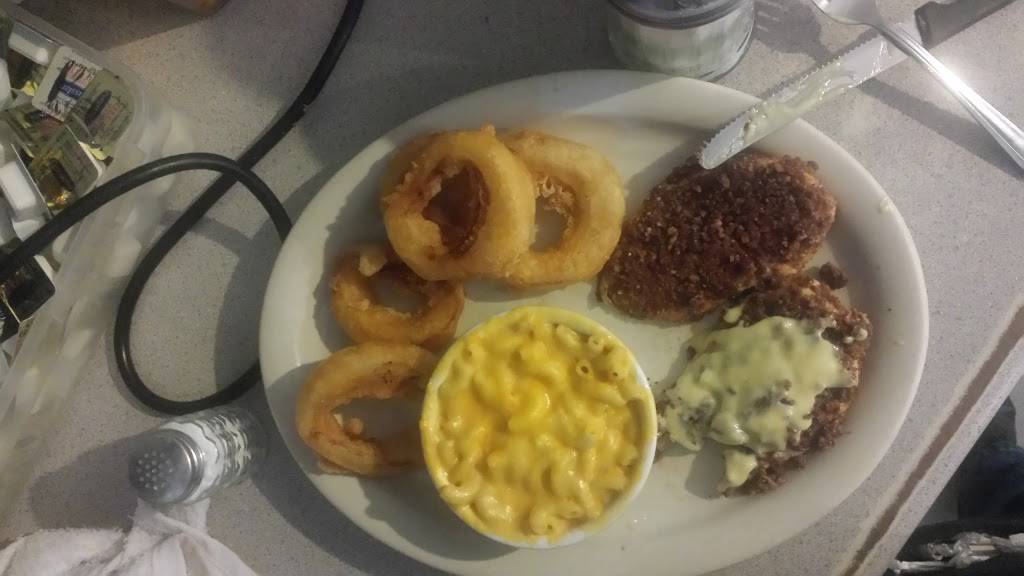 Moms Country Kitchen | restaurant | 81057 Main St, Memphis, MI 48041, USA | 8103922210 OR +1 810-392-2210