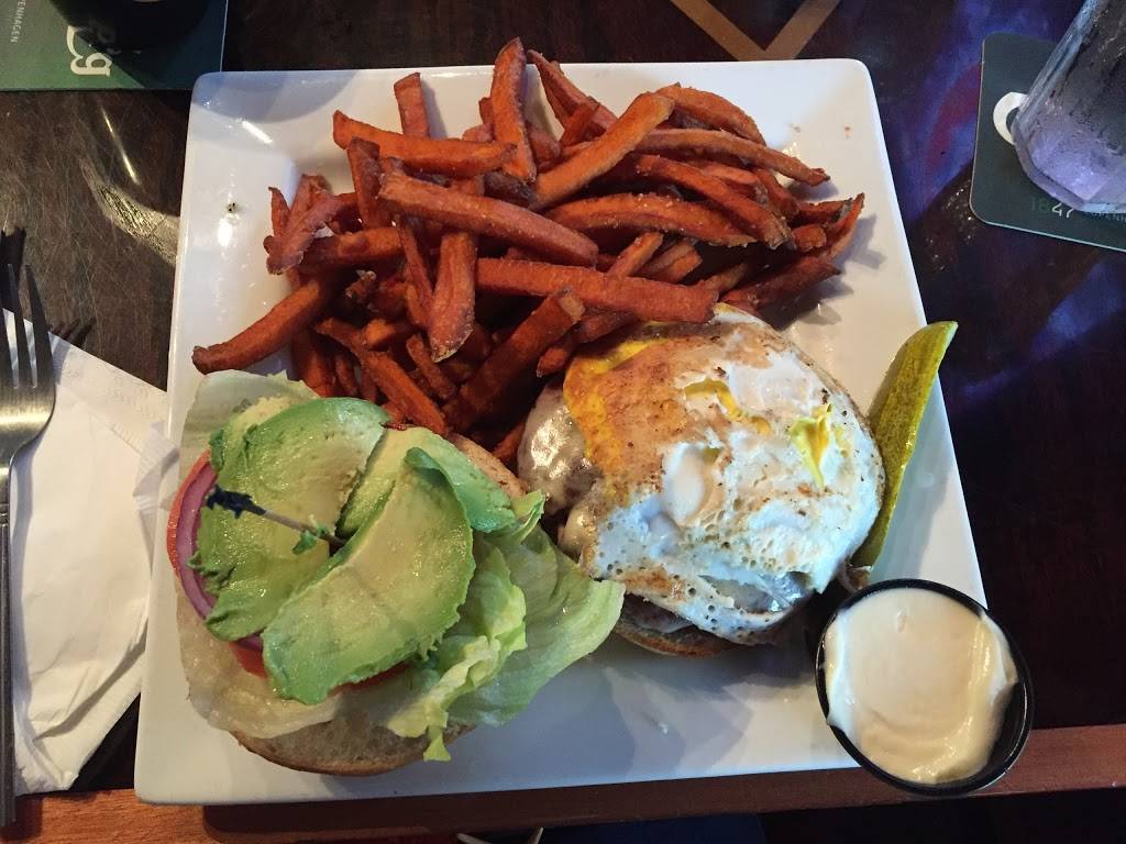 Gus Bar & Grill | restaurant | 2701 W Broad St, Richmond, VA 23220, USA | 8046129275 OR +1 804-612-9275