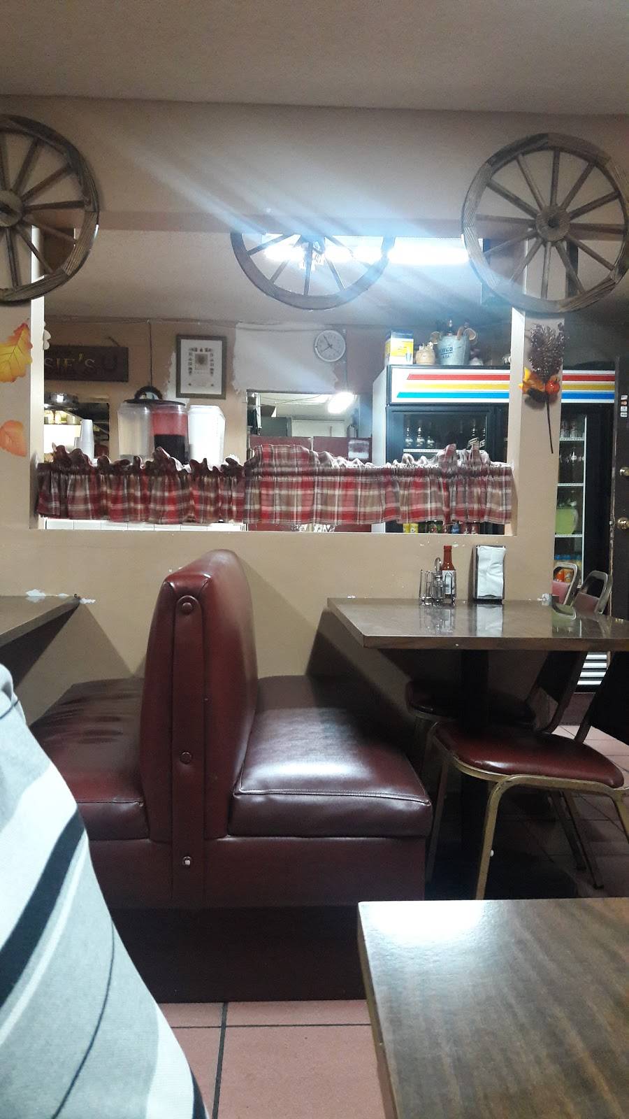 Jessies Mexican Seafood | restaurant | 400 N Azusa Ave, Azusa, CA 91702, USA | 6269699912 OR +1 626-969-9912